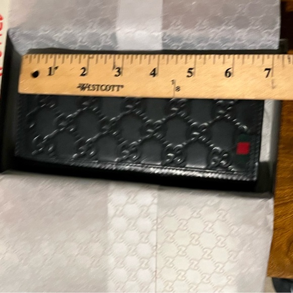 Gucci wallet, in excellent used condition. No tears, discoloration or wear. - Picture 5 of 12